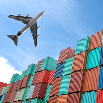 Foto: Flugzeug fliegt über Container, die wie Blocks einer Blockchain aussehen sollen