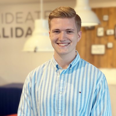 Foto zeigt Portrait von Felix Sester vor hellem Hintergrund