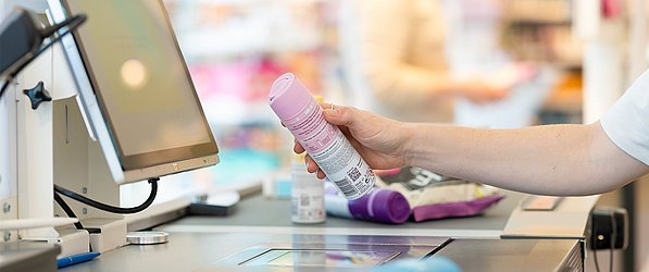 dm macht Kassen fit für 2D-Codes Kassiervorgang mit 2D-Codes bei dm-drogerie markt