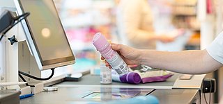 dm macht Kassen fit für 2D-Codes Kassiervorgang mit 2D-Codes bei dm-drogerie markt