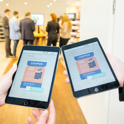 Fotografie Shopper Experience - Personalisiertes Marketing - 2 iPad, die Coupons anzeigen