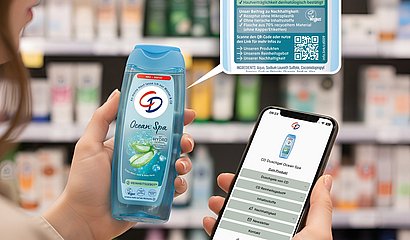 Verbraucherin hält im Geschäft CD-Duschlotionin der Hand