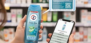 Verbraucherin hält im Geschäft CD-Duschlotionin der Hand
