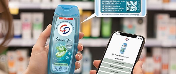 Verbraucherin hält im Geschäft CD-Duschlotionin der Hand