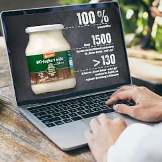 Mann liest nachhaltigkeitsbezogene Produktaussagen auf Laptop-Bildschirm