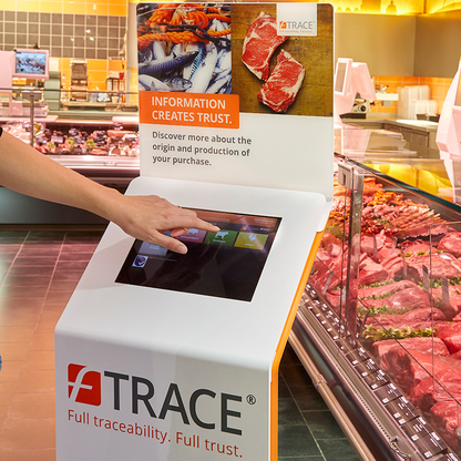 Foto fTRACE in Form eines Aufstellers mit integriertem Tablet bei EDEKA vor der Fleischtheke