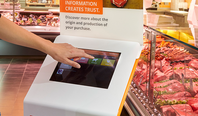 Foto fTRACE in Form eines Aufstellers mit integriertem Tablet bei EDEKA vor der Fleischtheke