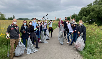 Foto zeigt Menschengruppe beim Müll sammeln 