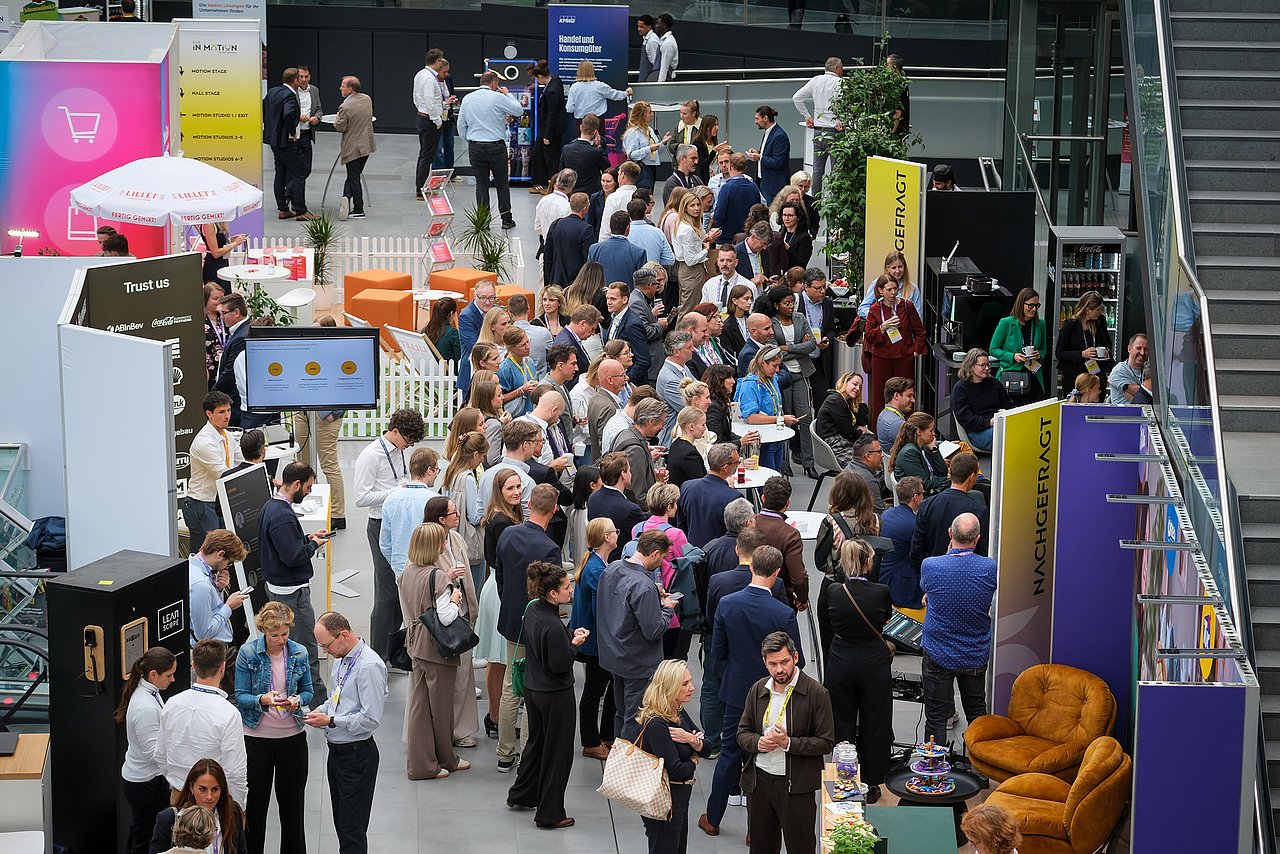 Eine Menschenmenge auf dem B2B Event ECR iN MOTiON 2026
