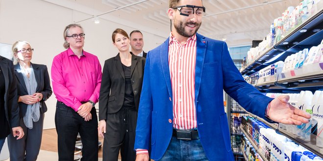 Fotografie Shopper Experience: Ein Mann steht vor einem Regal und trägt eine Eyesquare Brille zum Tracking im Supermarkt