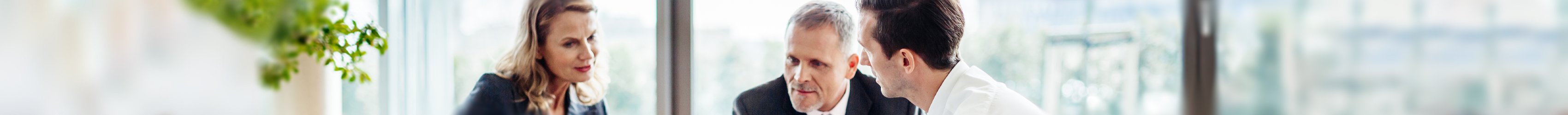 Drei Personen in einem Gespräch 