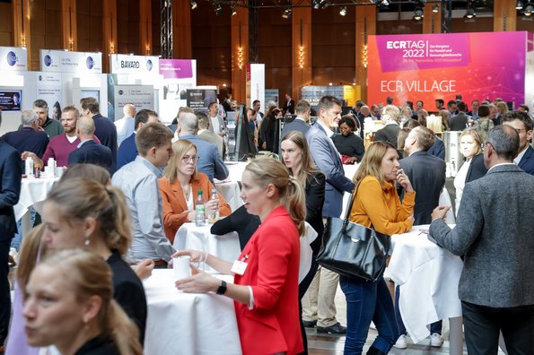 Menschen beim Networking auf dem ECR Village auf dem ECR Tag 2022