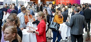 Menschen beim Networking auf dem ECR Village auf dem ECR Tag 2022