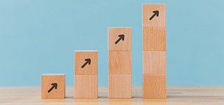 Würfel mit ansteigender Entwicklung symbolisieren den steigenden Bedarf an GTINs