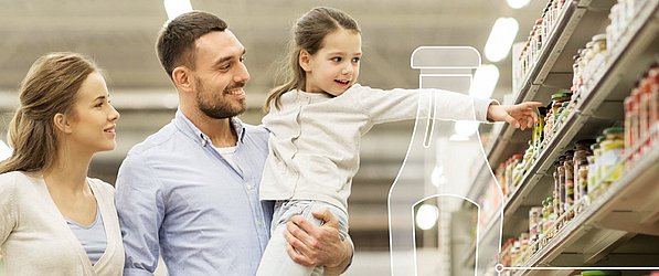 Zur Darstellung des Lehrgangs zum Zertifzierten GS1 Category Manager werden eine Frau, ein Mann und ein Mädchen vor einem Supermarktregal gezeigt 