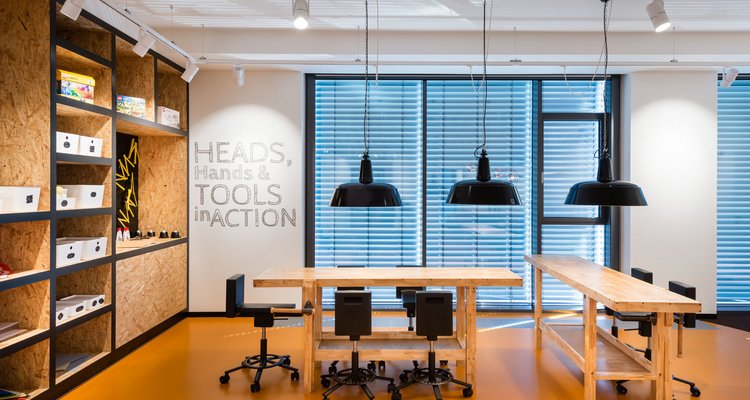 Fotografie Innovation Center- Blick auf die Werkbank mit ihren verschiedenen Tools