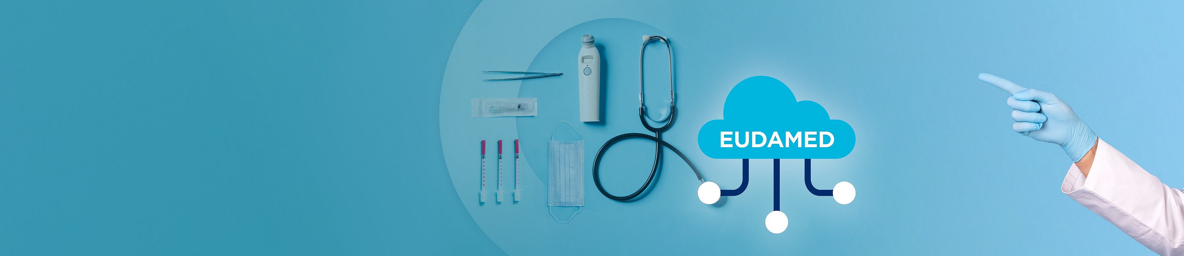 Medizinische Produkte auf blauem Hintergrund zum Thema EUDAMED und UDI
