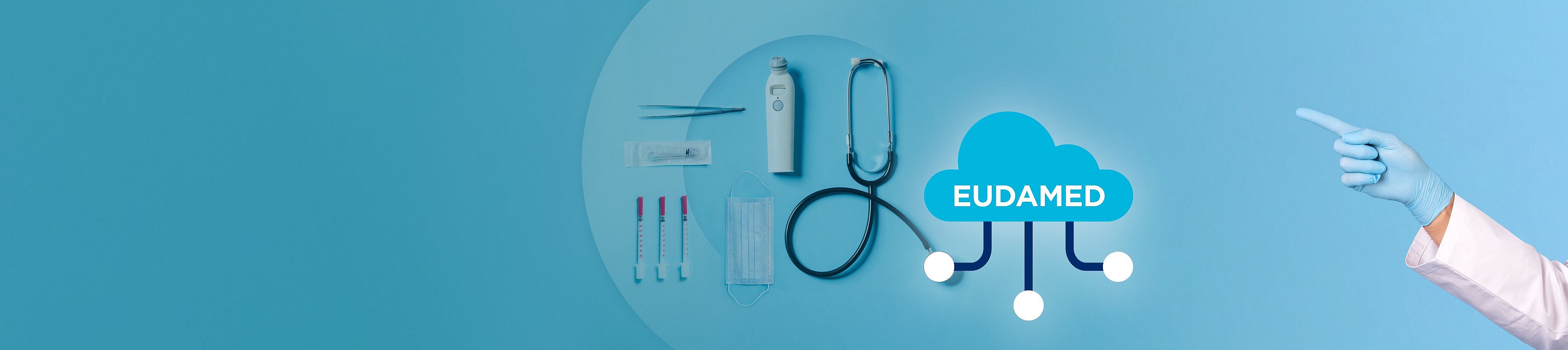 Medizinische Produkte auf blauem Hintergrund zum Thema EUDAMED und UDI