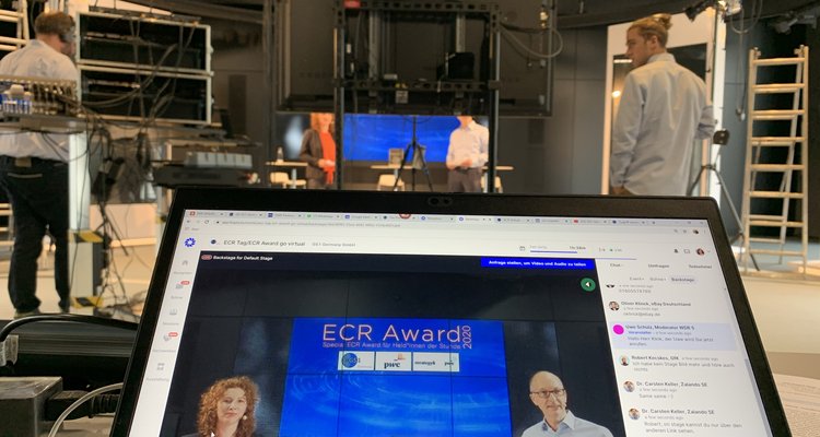 Ein Foto von einem Bildschirm, der die Ansicht der Teilnehmer bei einem digitalen Event zeigt