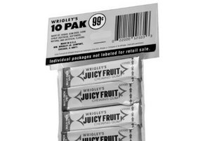 Zehnerpackung Wrigley‘s Kaugummis Juicy Fruit mit einem Barcode