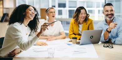 Eine Gruppe von Personen sitzt zusammen am Tisch und lernt