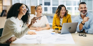 Eine Gruppe von Personen sitzt zusammen am Tisch und lernt