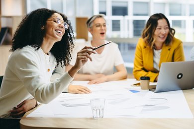 Eine Gruppe von Personen sitzt zusammen am Tisch und lernt