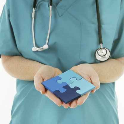 Foto: Healthcare Mitarbeiter hält Puzzleteile in der Hand
