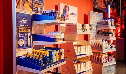 Mehrere mit Produkten gefüllte Permanent Displays in einem Supermarkt