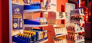 Mehrere mit Produkten gefüllte Permanent Displays in einem Supermarkt