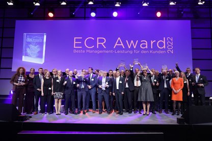 Gruppenfoto auf der Bühne von allen Gewinnerteams des ECR Award 2022