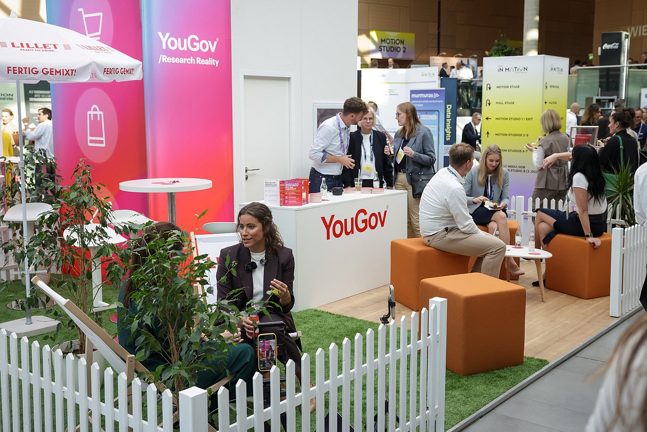 Ein Messestand von YouGov auf einem GS1 Event