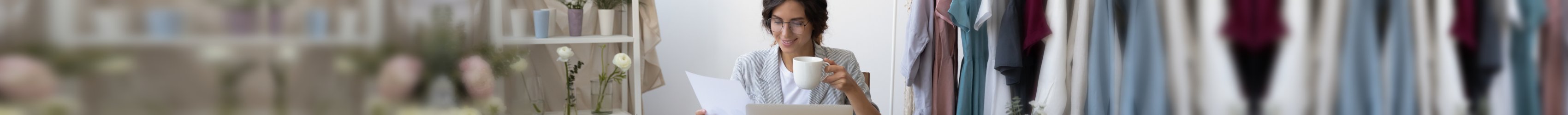 Business Frau sitzt vor Laptop