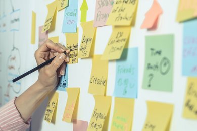 Eine Wand voller beschriebener Post its