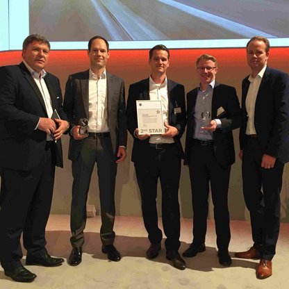 Foto des GS1 Germany Geschäftsführers Thomas Fell und den Pristrägern des Lean and Green Second Star Gewinnern 