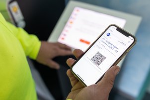 Digitaler Lieferschein wird als QR-Code auf Smartphone des LKW-Fahrers angezeigt
