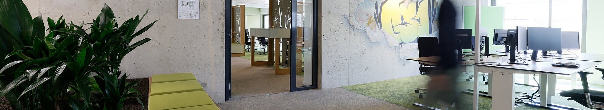 Mann läuft durch Großraum mit Sitzecke im GS1 Community Space