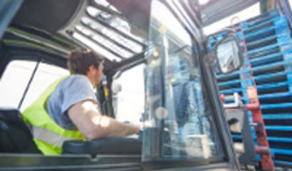 Web Service Center: Gabelstabler entlädt LKW