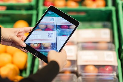 Tablet-Scan von Obst und Gemüse im Supermarkt