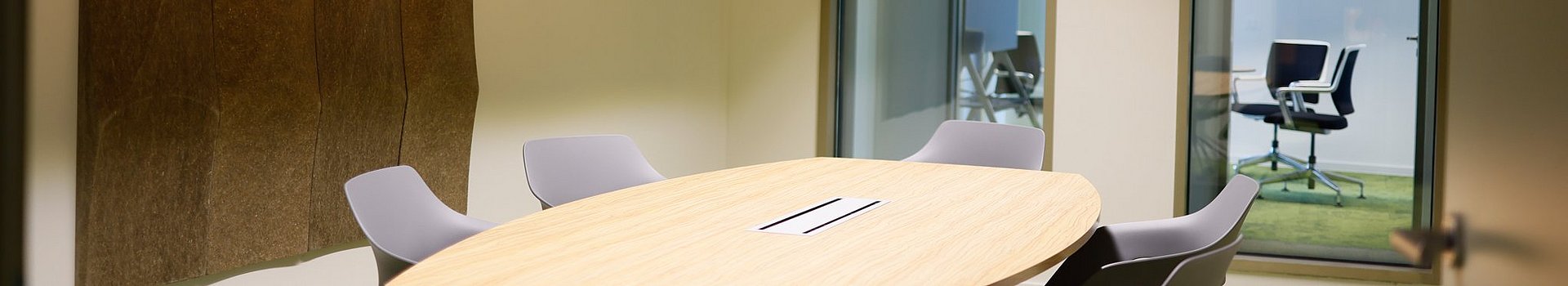 Moderne Besprechungsräume mit Glasscheiben im GS1 Community Space