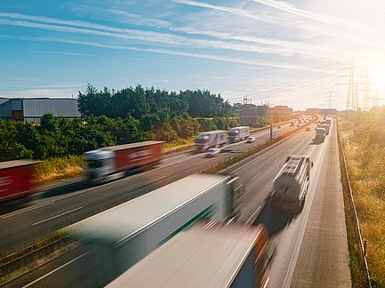 LKWs fahren auf der Autobahn