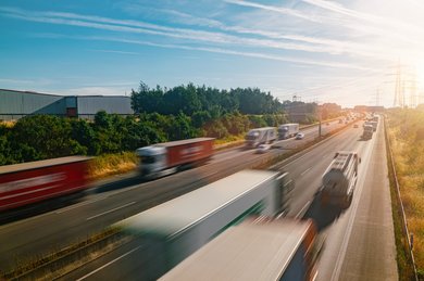 LKWs fahren auf der Autobahn