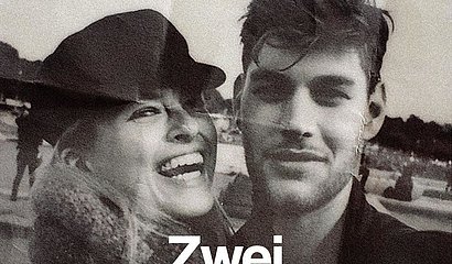 Foto zeigt die Podcaster von Zwei Zwanziger