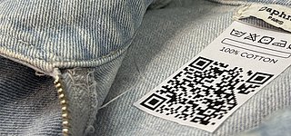 Foto zeigt Ausschnitt einer Jeansjack mit eine QR-Code