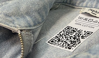 Foto zeigt Ausschnitt einer Jeansjack mit eine QR-Code