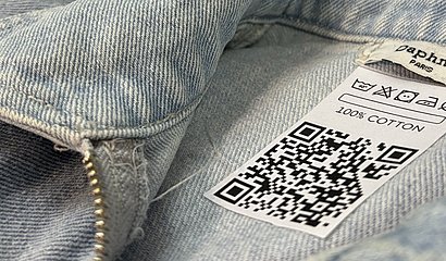 Foto zeigt Ausschnitt einer Jeansjack mit eine QR-Code