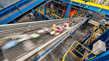 Transportband deportiert Müll auf Recyclinganlage