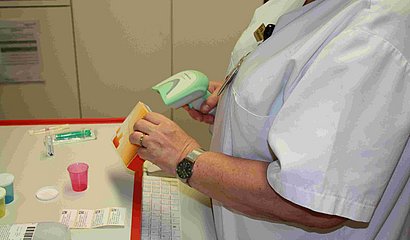 Fotografie: Scannen von Arzneimittel im Krankenhaus