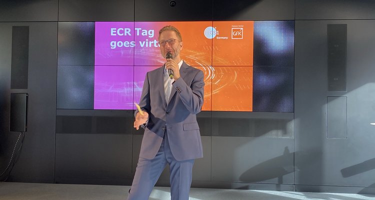 Foto von einem Referenten, der einen Vortrag auf einen digitalen Events hält