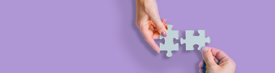 Zwei Puzzle-Teile, die aneinander geklemmt werden.